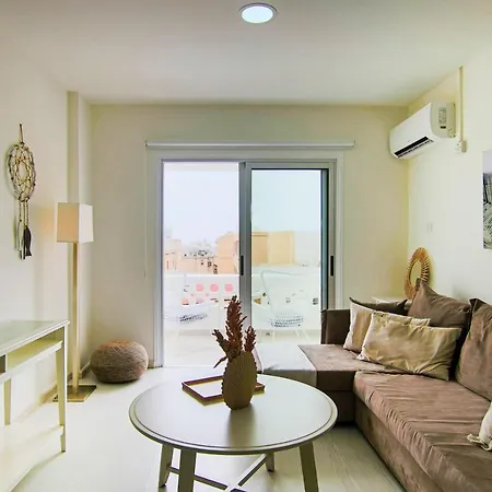 Phaedrus Living: View Fountain Court 113 *