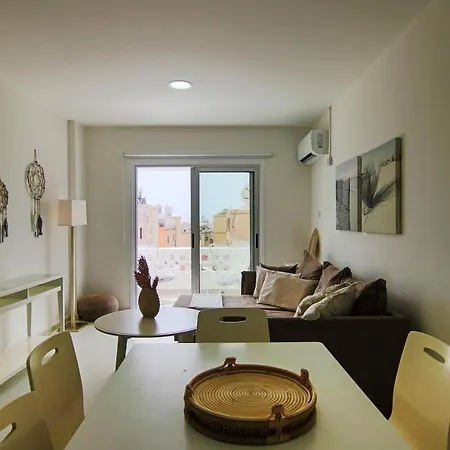 Phaedrus Living: View Fountain Court 113