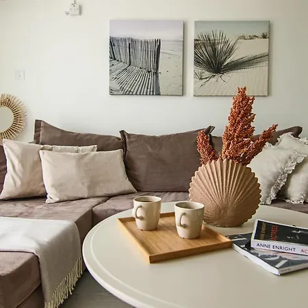 Apartment Phaedrus Living: View Fountain Court 113