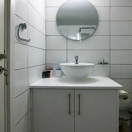 Phaedrus Living: View Fountain Court 113 Appartement